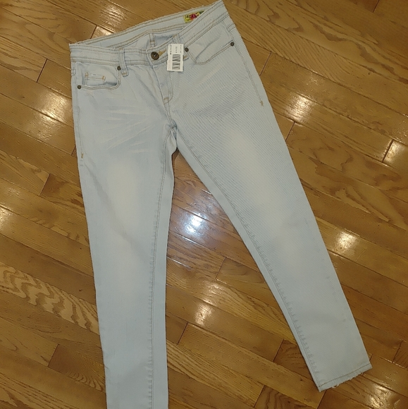 BLANK NYC INORGANIC CROP JEAN 26 - Picture 3 of 10